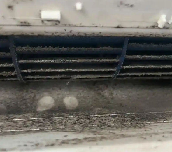 红旗空调吹的风有股烧焦味是怎么回事